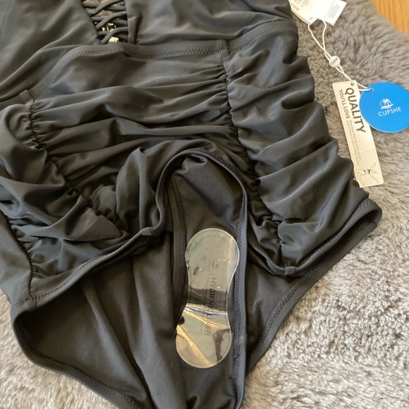 NWT Cupshe - Women’s Swimsuit - Picture 6 of 10